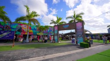 Miami, FL, ABD - 1 Mayıs 2025 Miami Wynood Pazarı. Satıcılar ve restoranlar arasında dolaşan turistlerin manzarası