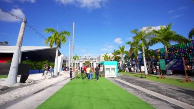 Miami, FL, ABD - 1 Mayıs 2025 Miami Grand Prix yarışları sırasında Wynwood Pazarı 'nda yürümek