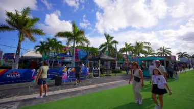 Miami, FL, ABD - 1 Mayıs 2025 Miami Wynwood Pazarı. 4k motion video 2025