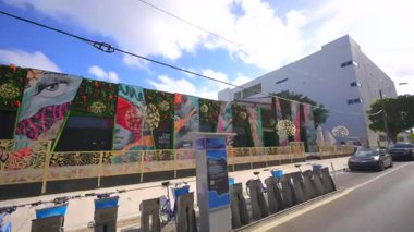 Miami, FL, ABD - 1 Mayıs 2025: Wynwood Ormanı perakende uzay binası Miami. Ön cephe sokak görüntüsü