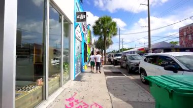 Miami, FL, ABD - 1 Mayıs 2025: Wynwood Miami Caddesi Dükkan ve sanat resimleri