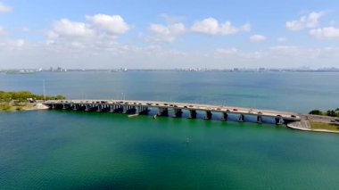 Miami Plajı Julia Tuttle Geçidi. Miami 2025 sayılı hava turu