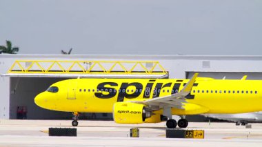 Fort Lauderdale, FL, ABD - 29 Nisan 2025: Spirit Airbus A320 Fort Lauderdale Havaalanı. 400mm pist üzerinde iz sürme