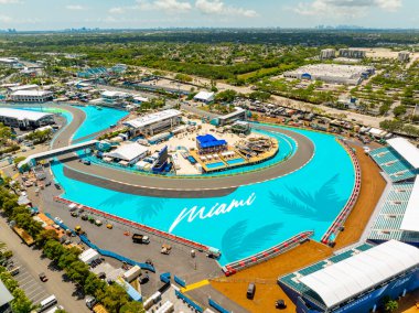 Miami, FL, ABD - 5 Mayıs 2025 Hard Rock Stadyumu 'ndaki Miami Grand Prix' de renkli boya