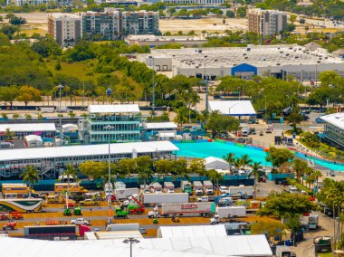 Miami, FL, ABD - 5 Mayıs 2025: Miami Grand Prix Formula 1 yarışında seyirci alanlarını kaldıran ekipler