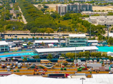 Miami, FL, ABD - 5 Mayıs 2025: Miami Grand Prix Formula 1 yarışında seyirci alanlarını kaldıran ekipler