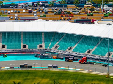 Miami, FL, ABD - 5 Mayıs 2025: Hard Rock Stadyumu 'ndaki Miami Grand Prix' de stadyum koltukları