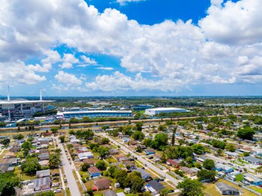 Miami, FL, ABD - 5 Mayıs 2025: Kanalın karşısındaki Hard Rock Stadyumu 'nun Miami Gardens' taki konutlara hava görüntüsü