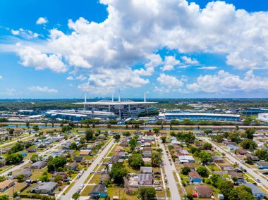 Miami, FL, ABD - 5 Mayıs 2025: Kanalın karşısındaki Hard Rock Stadyumu 'nun Miami Gardens' taki konutlara hava görüntüsü