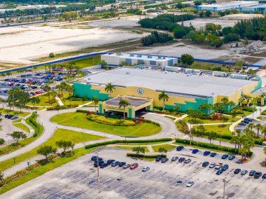 Miami, FL, ABD - 5 Mayıs 2025 Miami Gardens Florida 'daki Calder Kumarhanesinin havadan çekilmiş fotoğrafı