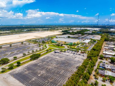 Miami, FL, ABD - 5 Mayıs 2025 Miami Gardens Florida 'daki Calder Kumarhanesinin havadan çekilmiş fotoğrafı
