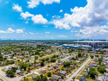 Miami, FL, ABD - 5 Mayıs 2025: Kanalın karşısındaki Hard Rock Stadyumu 'nun Miami Gardens' taki konutlara hava görüntüsü