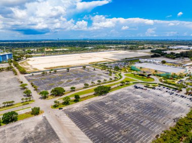 Miami, FL, ABD - 5 Mayıs 2025 Miami Gardens Florida 'daki Calder Kumarhanesinin havadan çekilmiş fotoğrafı