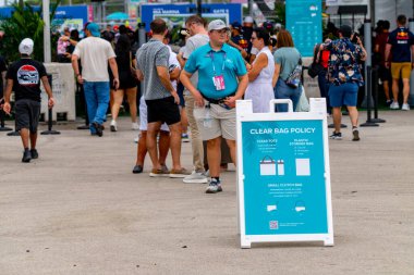 Miami, FL, ABD - 2 Mayıs 2025 Miami Grand Prix F1 yarışında çanta politikası