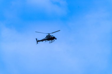 Miami, FL, ABD - 2 Mayıs 2025: Filmcilik helikopteri Miami HArd Rock Stadyumu 'nda Formula 1 yarışını çekmek için kullanıldı