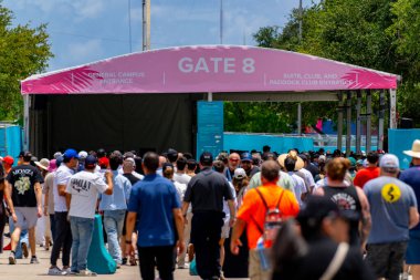 Miami, FL, ABD - 2 Mayıs 2025 Miami Hard Rock Stadyumu 8 kişi Miami Grand Prix otomobil yarışını izlemeye geliyor