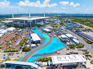 Miami, FL, ABD - 5 Mayıs 2025: Miami Grand Prix yarış pistinde hava fotoğrafı çekiliyor