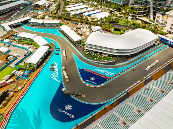 Miami, FL, ABD - 5 Mayıs 2025 Hard Rock Stadyumu 'ndaki Miami Grand Prix' de renkli boya