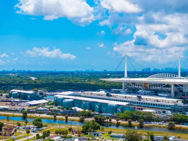 Miami, FL, ABD - 5 Mayıs 2025: Miami Gardens Florida. Miami Grand Prix yarışından sonra Hard Rock Stadyumu manzarası