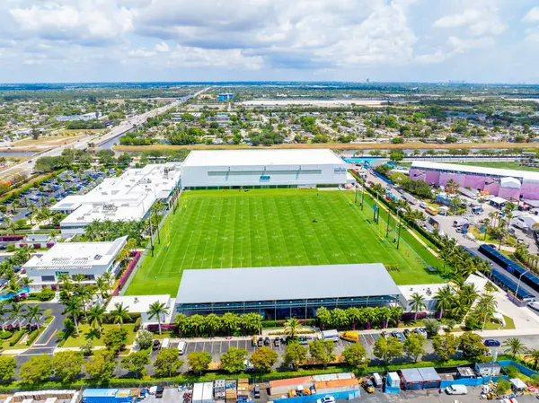 Miami, FL, ABD - 5 Mayıs 2025 Miami Baptist Sağlık Eğitim Kompleksi. Futbol sahalarını gösteren hava fotoğrafı