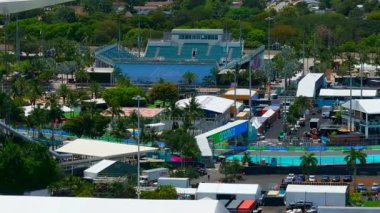 Miami, FL, ABD - 5 Mayıs 2025: Hava Panning B roll klibi Miami Grand Prix yarışı