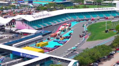 Miami, FL, ABD - 5 Mayıs 2025: Hard Rock Stadyumu 'ndan sonraki gün Miami Grand Prix yarış pistinin hava görüntüsü