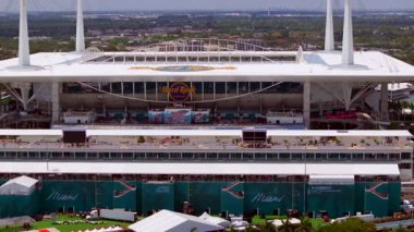 Miami, FL, ABD - 5 Mayıs 2025: Hard Rock Stadyumu 'ndaki Miami Grand Prix yarış pistinin havadan görünüşü
