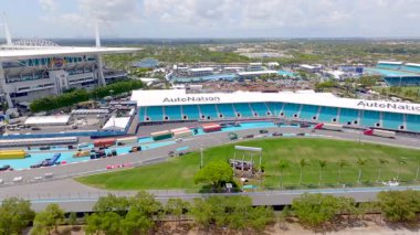 Miami, FL, ABD - 5 Mayıs 2025 Miami Grand Prix stok videosu. Autonation 'ın hava görüntüsü pistin yanındaki koltukları gösteriyor
