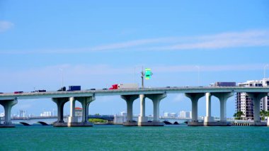 Miami Limanı 'ndan ayrılan kamyonlar. Trump gümrük vergileri bu port üzerinden ithalat işini yavaşlatıyor