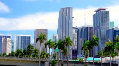 Şehir merkezinde, Florida şehir planının 8000 metre gerisinde.