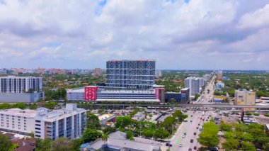 Miami, FL, ABD - 22 Nisan 2025: Grove Central. Miami 'de karışık kullanım geliştirme