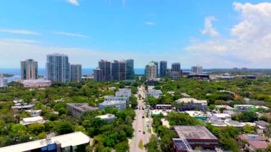 Miami, FL, ABD - 22 Nisan 2025: Coconut Grove Miami Havayolları 4k 2025