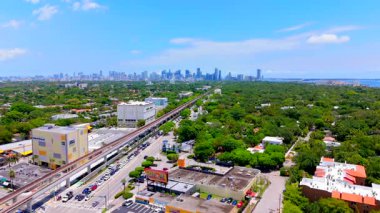 Miami, FL, ABD - 22 Nisan 2025 Miami Güney Dixie Otoyolu US1. Miami Metrosu Tramvayı 'ndaki işletmelerin görüntüsü