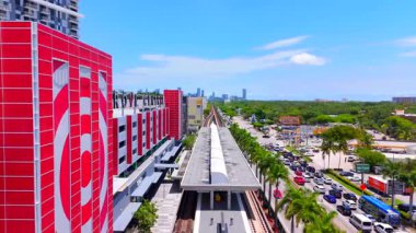 Miami, FL, ABD - 22 Nisan 2025: Grove Center Miami Coconut Grove