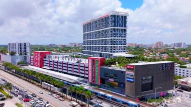 Miami, FL, ABD - 22 Nisan 2025: Grove Central Residences Miami, 27. Terrace 'da karışık kullanım ve iş geliştirme