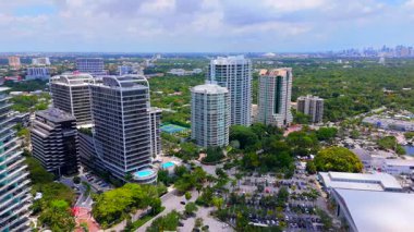 Miami, FL, ABD - 22 Nisan 2025: Four Seasons Miami Coconut Grove. Yüksek binaların yakınındaki inşaat alanının hava aracı videosu.