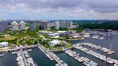 2025 'te Miami' de İHA ile çekilen Akşam Yemeği Keyifli Marina