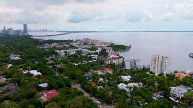 Miami, FL, ABD - 22 Nisan 2025: Hava aracı videosu HCA Florida Mercy Hastanesi Miami Coconut Groe 2025