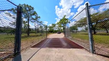 Loxahatchee, FL, ABD - 22 Nisan 2025: Gir Ormanı Aslanı Ülke Safari sürüş turu