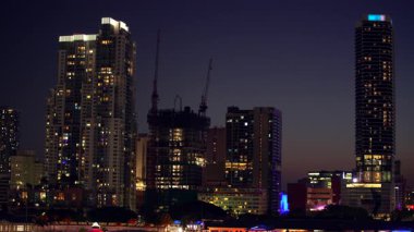 Miami gece geçmişleri. 8K stok görüntüsü