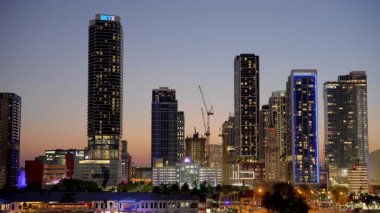Miami, FL, ABD - 15 Mayıs 2025: Miami 830. Gerçek zamanlı olarak stok video çekimi