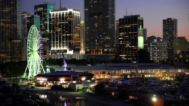 Miami, FL, ABD - 15 Mayıs 2025 Bayside Miami 'de gece. 8k 24 poundluk video Mayıs 2025