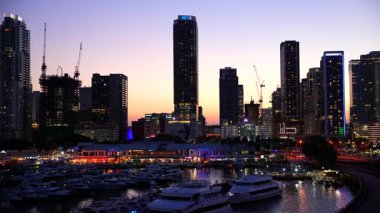 Miami, FL, ABD - 15 Mayıs 2025 Bayside Miami, 8 km. Körfezdeki gökdelenlerin ve yatların arka plan videoları