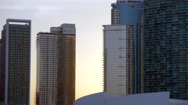 Miami, FL, ABD - 15 Mayıs 2025: Miami stok video arka plan çekimleri gün batımında 8K 24 peni