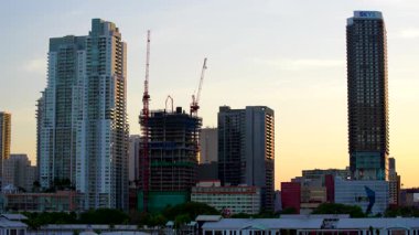Miami, FL, ABD - 15 Mayıs 2025: Miami şehir merkezinin arka plan görüntüleri gerçek zamanlı olarak 8K