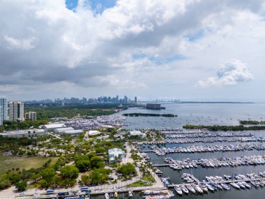 Hava aracı fotoğrafı Cocot Grove Miami 2025. Limanın manzarası ve körfezdeki demirleme alanı