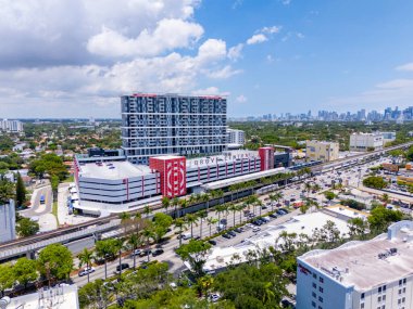 Coconut Grove Miami, FL, ABD - 13 Mayıs 2025: Yeni geliştirilen Grove Central Coconut Grove Miami Florida