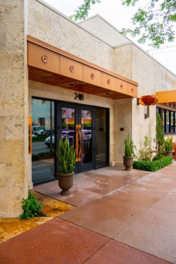 Coral Gables, FL, ABD - 12 Mayıs 2025: Cheesecake Factory Coral Gables Miami Florida