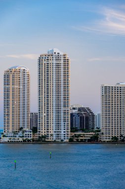 Brickell Key Miami 'de. Gün batımında yüksek katlı apartmanların havadan çekilmiş dikey fotoğrafı.