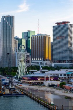 Miami, FL, ABD - 15 Mayıs 2025: Hard Rock Cafe Bayside Miami 2025. Bayside Pazarı 'nın dikey hava manzarası ve Miami şehir merkezindeki yüksek binalar